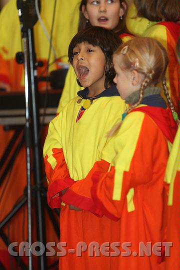 2010.12.12_12.06.05.jpg - Der kleine Jan singt leidenschaftlich mit.