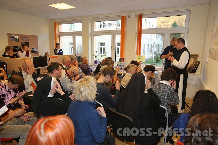 2012.11.25_15.04.47.jpg - P.Johannes Paul Chavanne spendet nach seinem Vortrag allen Anwesenden und Radiohörern den Segen.