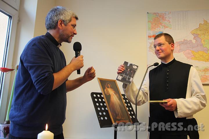 2012.11.25_15.08.58.jpg - Programmdirektor Andreas Schätzle überreichte P.Johannes Paul Chavanne als kleines Dankeschön für seinen "brennenden" ;) Vortrag eine DVD von den "Priestern".