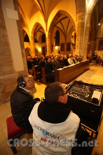2012.11.25_17.43.08.jpg - Hier eines der Mobilstudios: die Messe wird live gesendet.
