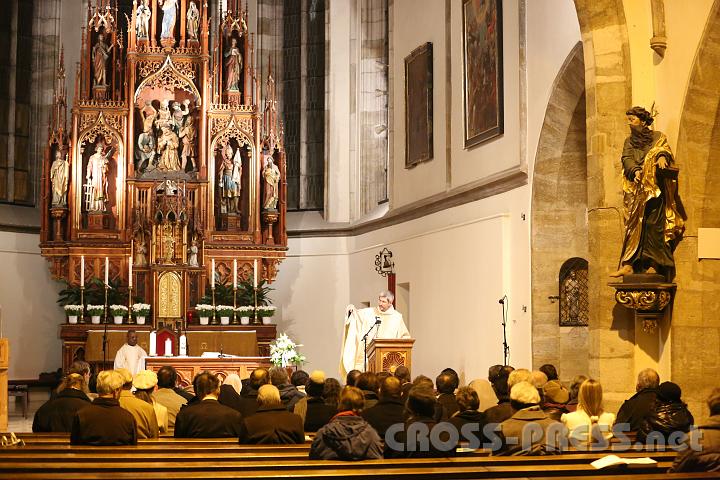 2012.11.25_18.06.41.jpg - Andreas Schätzle predigt in der Stadtpfarrkirche Amstetten.