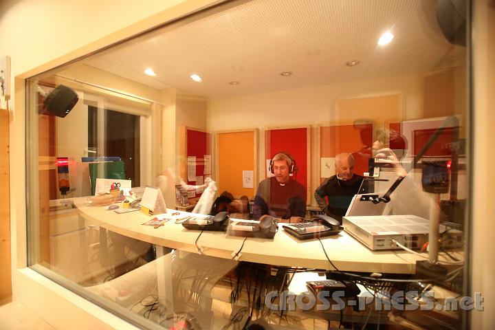 2012.11.25_20.35.39.jpg - Während alle anderen seinen Geburtstag feiern, moderiert Andreas Schätzle (hier mit Techniker Bernhard Grimm) bereits die nächste Sendung.