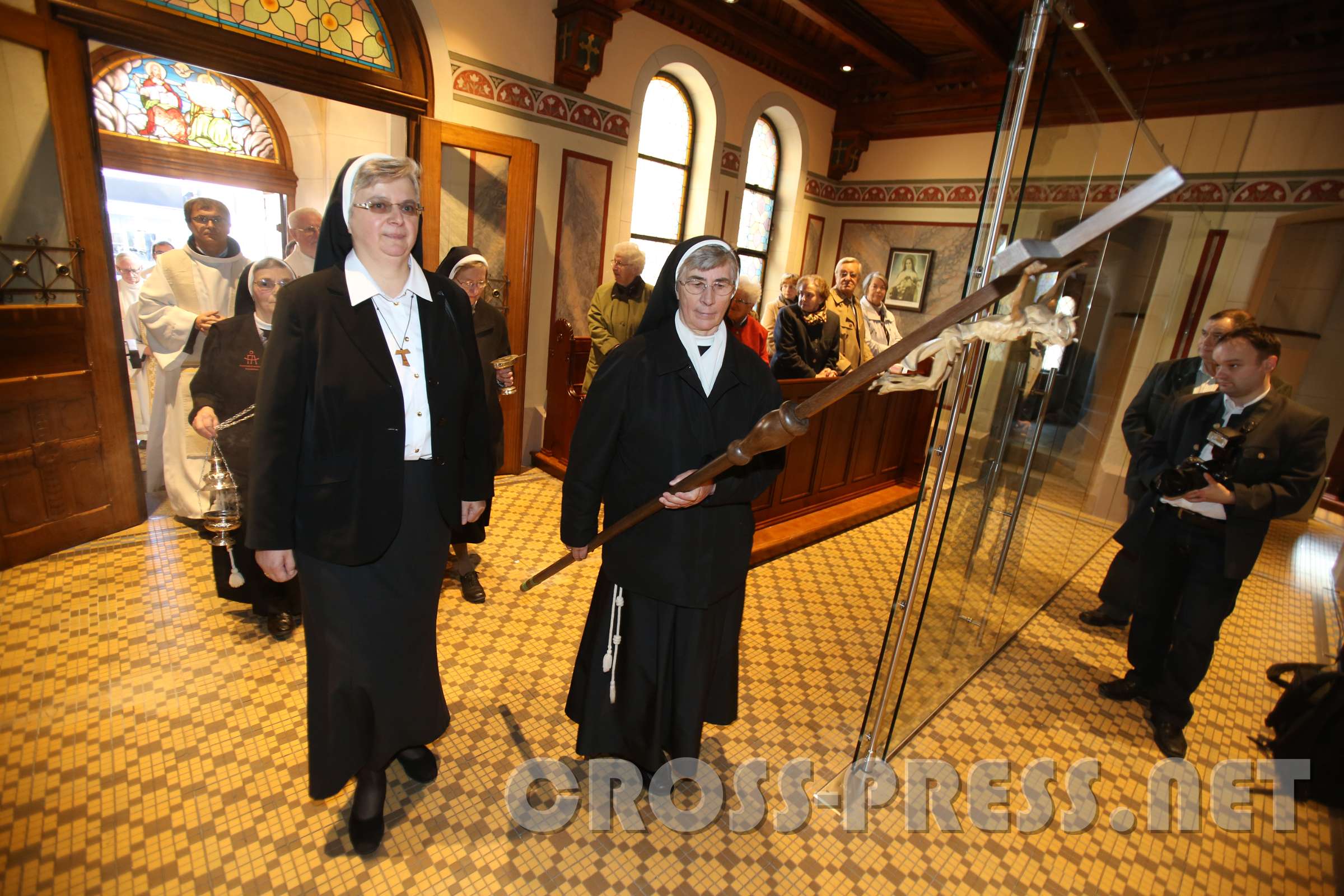 WiederEröffnung der KlosterKirche Einzug. Generaloberin Sr. Franziska Bruckner (links) hatte im Namen der Schwesterngemeinschaft zum Festgottesdienst eingeladen.