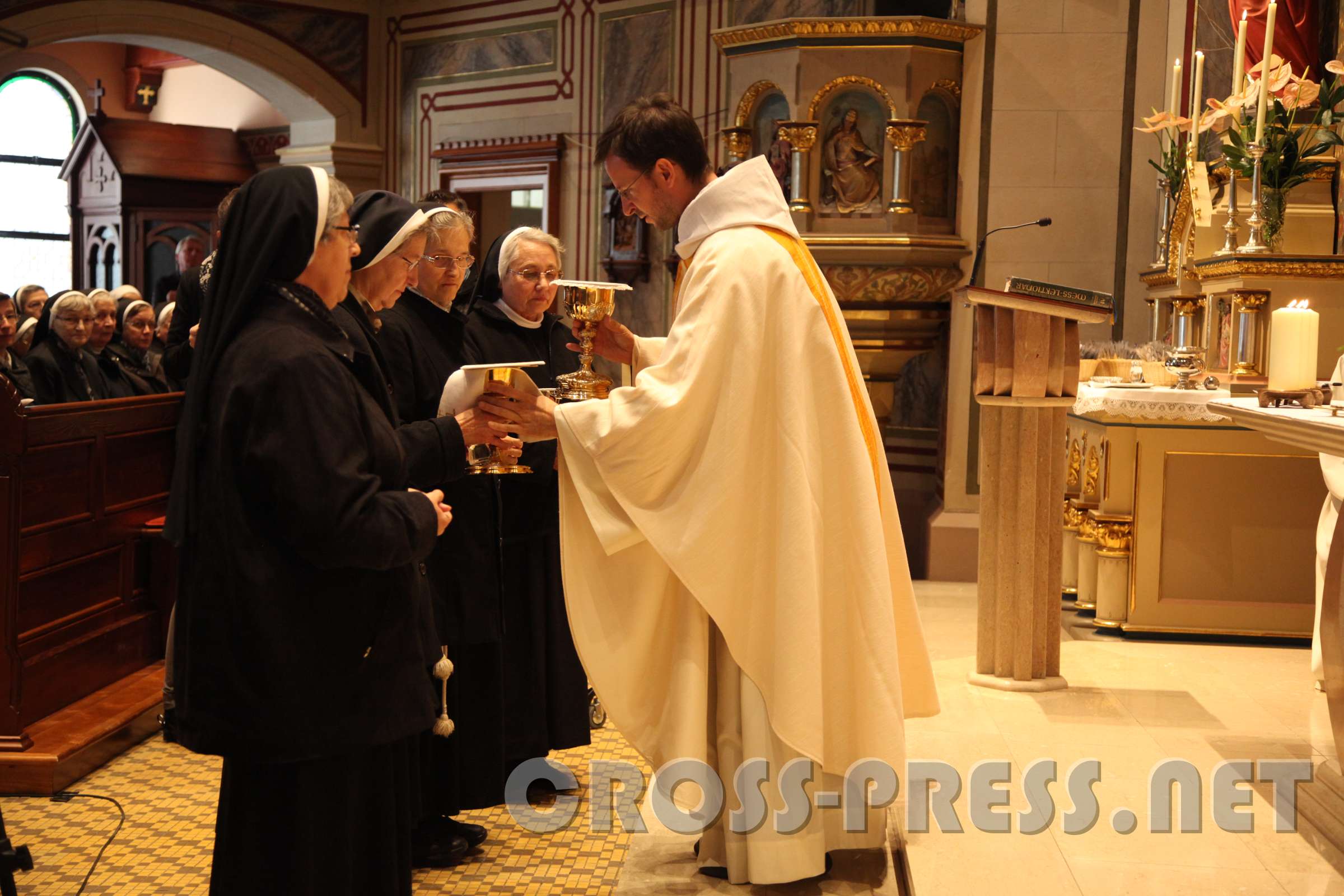 WiederEröffnung der KlosterKirche Die Schwestern bringen die Gaben zum Altar.