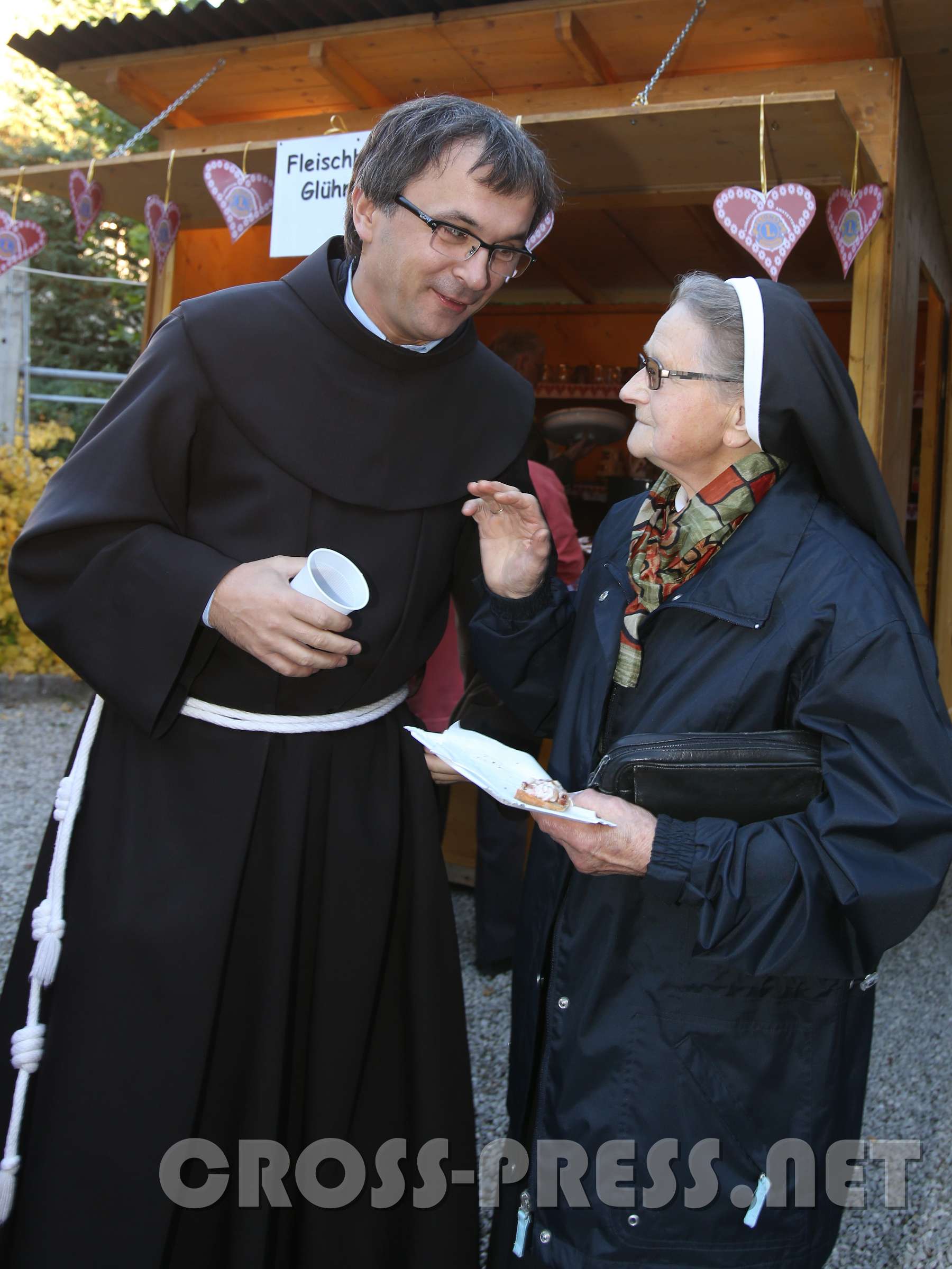 WiederErÃ¶ffnung der KlosterKirche P.Terentius im Gespräch mit einer Schwester.