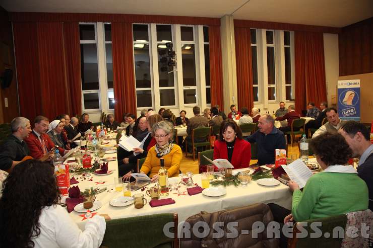2014.01.07_21.49.10.jpg - Die Weihnachtsfeier fand im Pfarrsaal von St. Stephan statt.