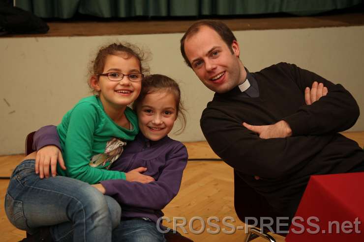 2015.01.07_19.54.38.JPG - Immer zu einem Spaß aufgelegt: Kaplan Christoph mit Birgit Urbans Töchtern.