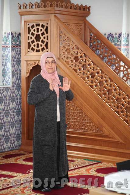 2016.04.23_15.26.03.JPG - Die Ehefrau des Imam demonstriert eine Gebetshaltung.