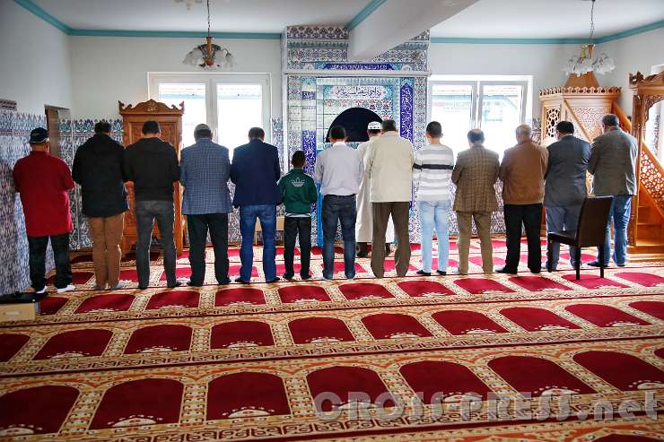 2016.04.23_17.05.47.JPG - Die Männer stehen in einer Reihe hinter dem Imam. Frauen getrennt davon ganz hinten.
