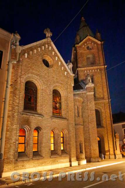 2016.06.10_22.07.10_p.JPG - Einladend wirken warm die leuchtenden Fenster der Klosterkirche in Amstetten bei der Langen Nacht der Kirchen.