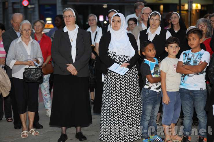 2016.09.16_19.07.59.JPG - Sr. Fanziska Bruckner von den Franziskanerinnen und Medine Risa von der Islamischen Gemeinschaft.