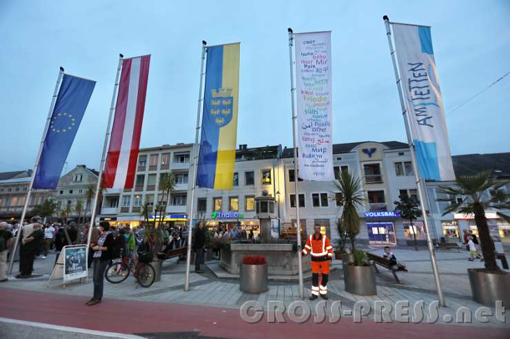 2016.09.16_19.13.00_05.JPG - Die neue Friedensfahne wurde gehisst zwischen den Fahnen der EU, A, NÖ und der Stadt Amstetten.