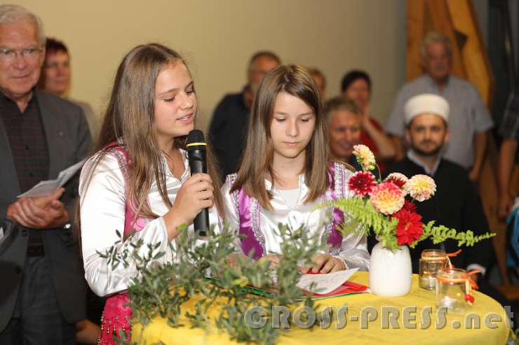 2016.09.16_20.07.54_55.JPG - Bosnische Mädchen sangen "Allah der Eine hat alles erschaffen".