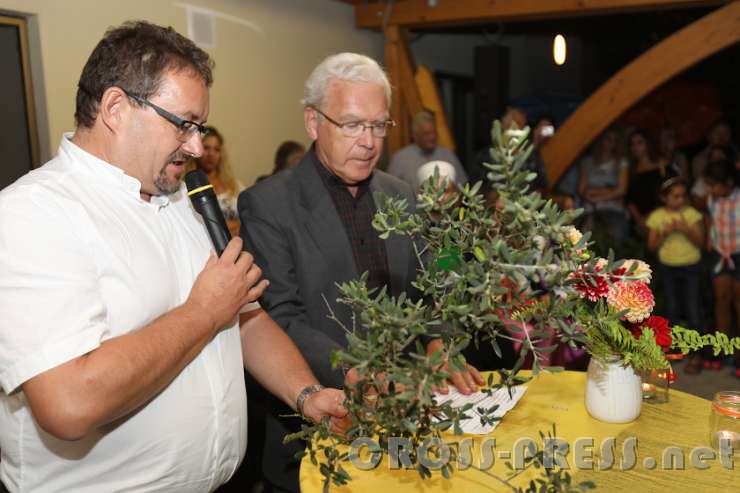 2016.09.16_20.10.24.JPG - Die katholischen Pfarrer Peter Bösendorfer und Hans Schwarzl bei ihrem Gebet.