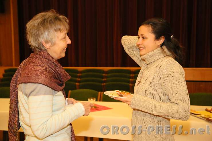 2017.01.10_19.34.13.JPG - Vera, einst Ferialpraktikantin bei RM, trifft ihre ehemalige Professorin Monika Hochleitner, seit ihrer Pensionierung Mitarbeiterin im Amstettner Studio.