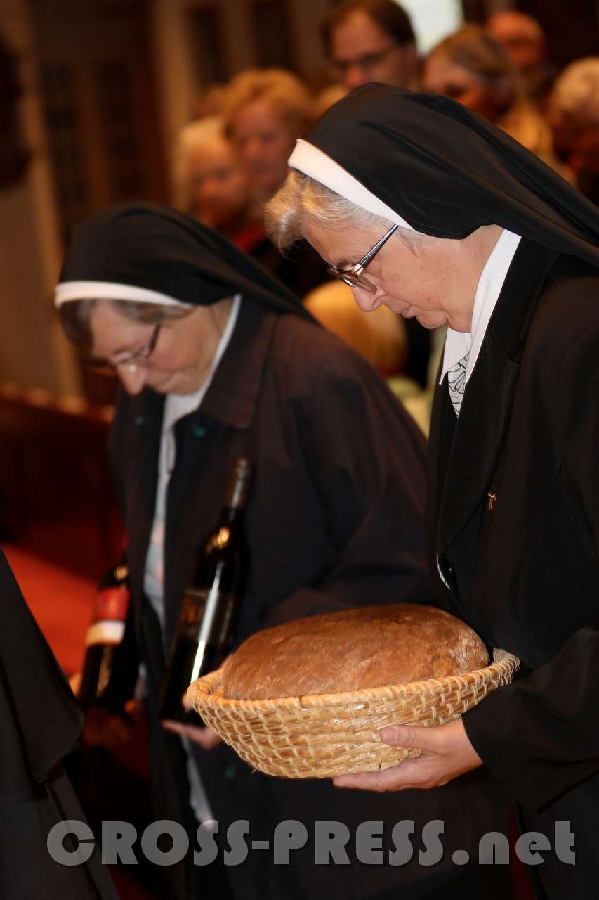 2017.10.08_14.03.34.jpg - Schwestern bringen Erntedankgaben zum Altar.