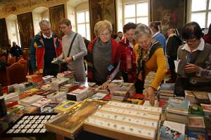 Radio Maria - Missions- und EinkehrTage Am Büchertisch von Elisabeth Simböck gibt es viel Wertvolles zu entdecken!