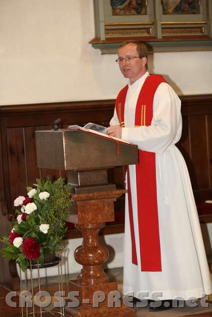 2014.05.10_09.00.19.jpg - P.Georg Haumer OSB, der Pfarrer von Aschbach, begrüßt die Firmlinge und gibt noch letzte Anweisungen.