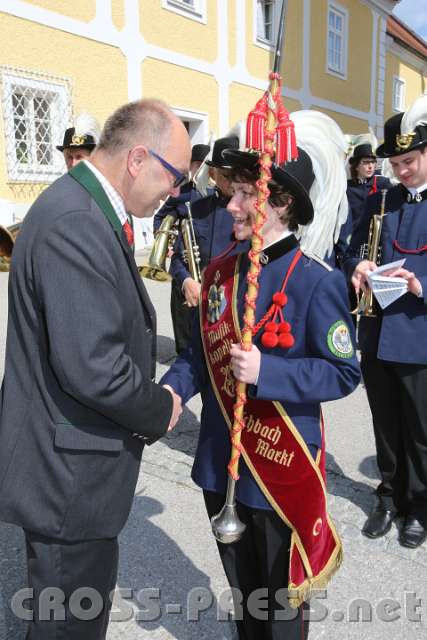2014.05.10_10.40.26.jpg - Bürgermeister Franz Kirchweger bedankt sich bei Stabführerin Veronika Bavorovsky.