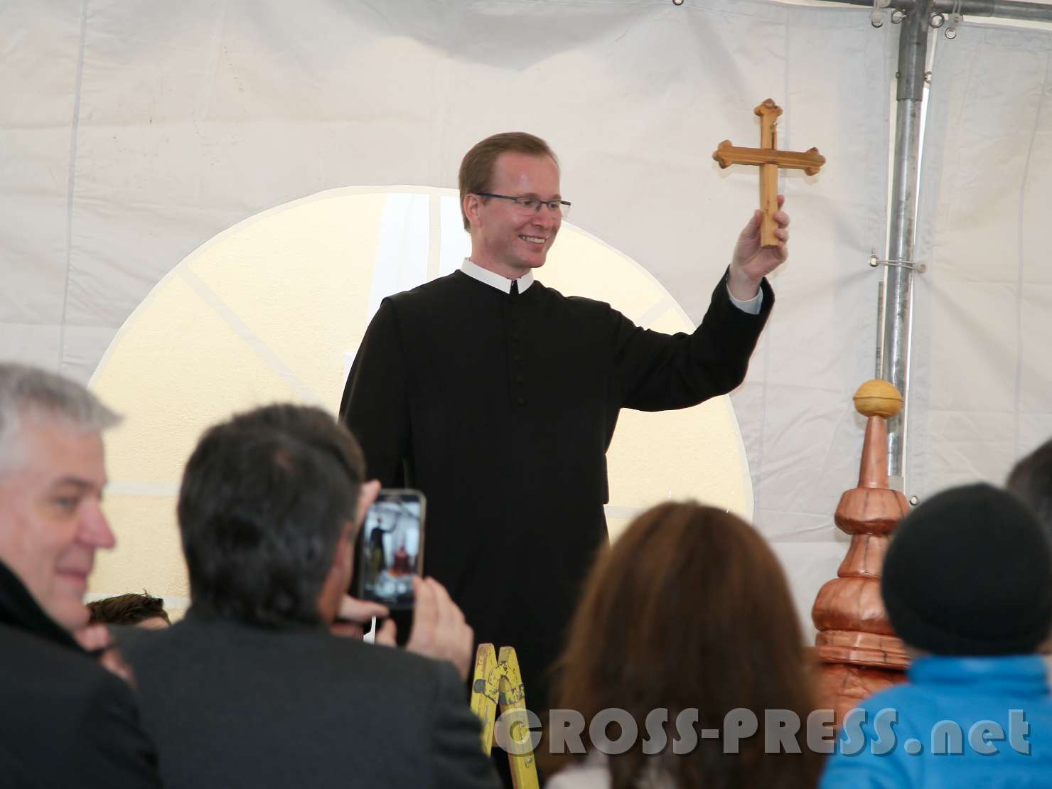 2017.05.07_12.07.01.jpg - Pfarrer P. Georg Haumer setzt das Turmkreuz auf eine von Fr. Hagenhuber und Sohn Andreas in Turmform gefertigte Torte.
