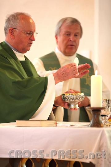2011.08.28_10.46.00.jpg - Pfarrer Augustin Sonnleitner und Dechant Johann Zarl konzelebrieren die heilige Messe.