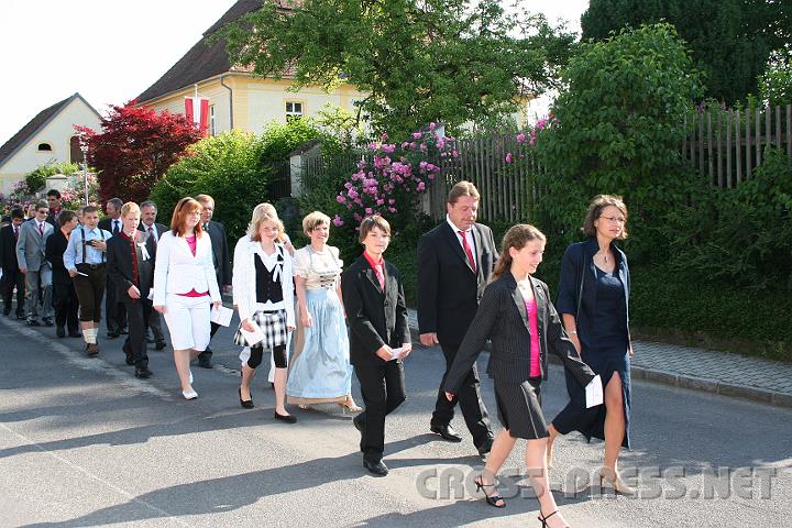 2009.06.14_08.45.52.jpg - In feierlicher Prozession ging's vom Pfarrhof zur Kirche