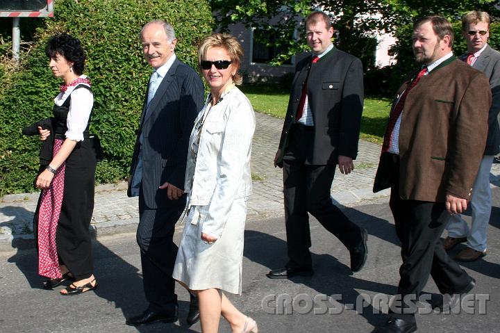 2009.06.14_08.48.14.jpg - Vertreter des Gemeinderates, angefhrt von Bgm. Karl Latschenberger (mit Gattin) und Vizebgm. Marianne Edermayr.