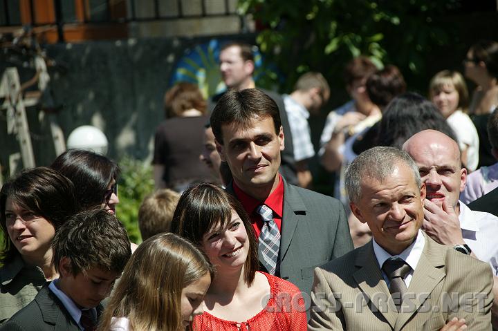 2009.06.14_11.19.29.jpg - Geduldig warten die Paten mit den Frischgefirmten, bis sie an der Reihe sind fr's Foto mit Abt Berthold.
