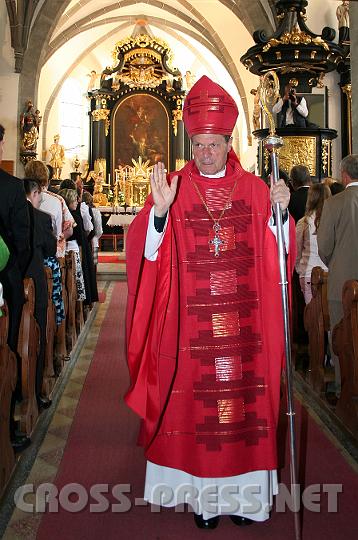 2009.06.14_10.47.00.jpg - Segnend verlsst Abt Berthold die Kirche.
