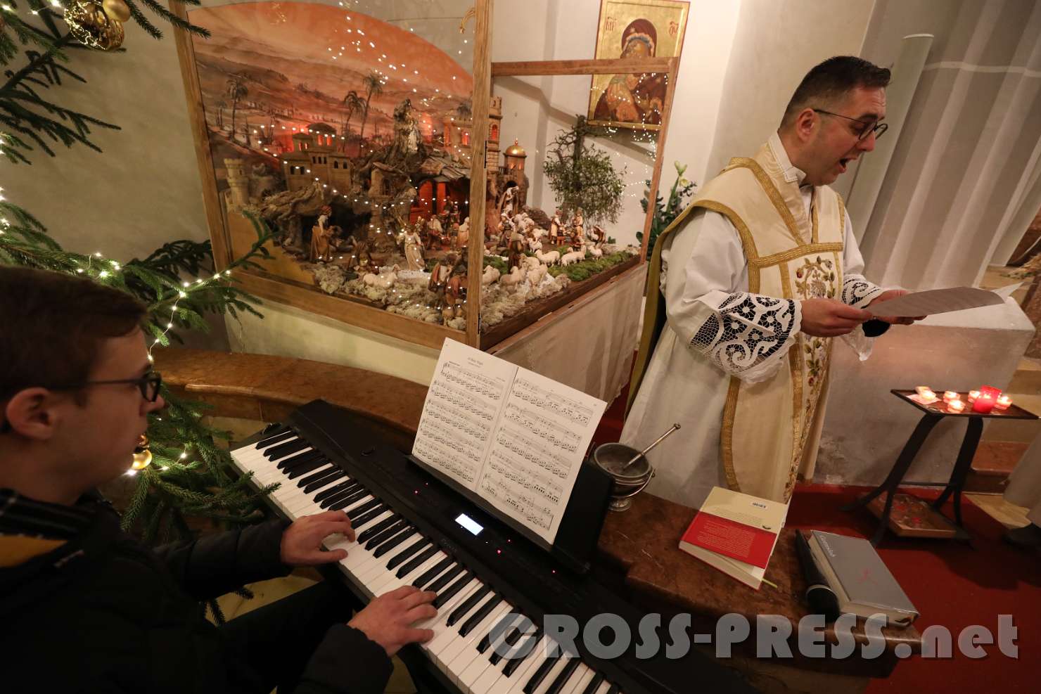 2017.12.25_01.15.45.JPG - Pfr. Vidović singt das englische Weihnachtslied "O Holy Night", begleitet vom Ernsthofener Oranisten Kristoff Dorfmayr.