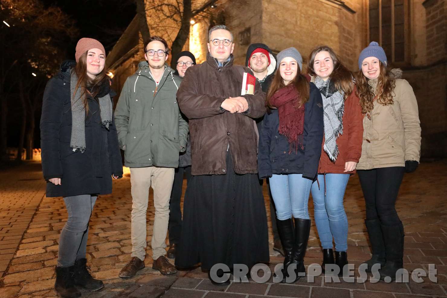 2017.12.25_01.56.33.JPG - Pfarrer Vidović mit Mitgliedern der Katholischen Jugend, die die Agape mit Glühwein und selbstgebackenen Lebkuchen organisiert haben.