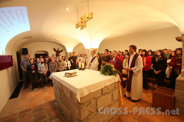 2011.04.02_19.05.39.jpg - Abschlusslied bei der Hl.Messe in der Krypta (St.Michaelskapelle).