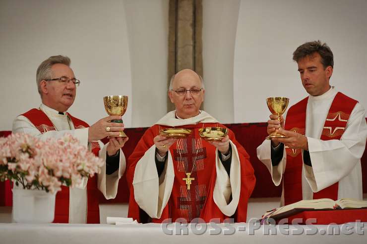 2013.05.03_19.42.23.jpg - Doxologie. Abt Ambros, Bischof Marian, P.Bernhard.