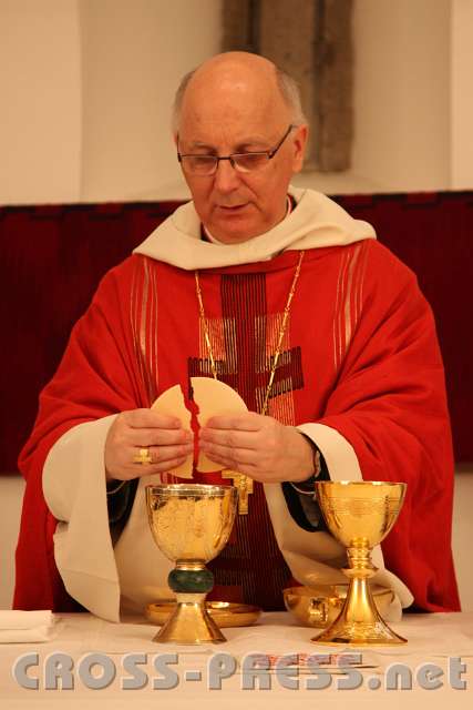 2013.05.03_19.45.17.jpg - Bischof Marian bricht die Hostie, in Erinnerung daran, wie Jesu Leib selbst für uns am Kreuz "gebrochen" wurde.
