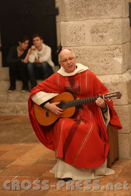 2013.05.03_19.53.43.jpg - Nach der Kommunion griff der Bischof selbst zur Gitarre und trug mit einem besinnlichen Hymnus sehr zur Andacht bei.