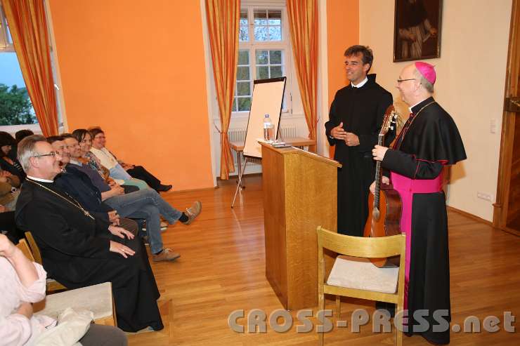 2013.05.03_20.09.43.jpg - P. Bernhard stellt Bischof Marian vor, dem er - nach eigenen Worten - "viel verdankt".