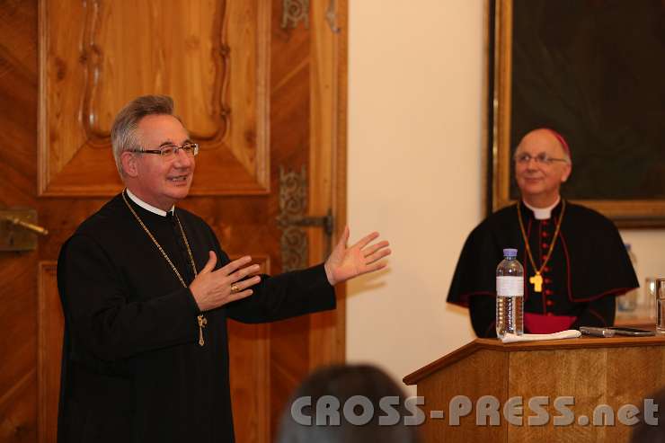 2013.05.03_21.01.30.jpg - Abt Ambros bedankt sich bei Bischof Marian.