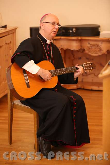 2013.05.03_21.03.26.jpg - Der Jugendbischof nahm auch zum Abschluss des Vortrags seine Gitarre und sang einen Hymnos auf Altgriechisch, was das Publikum ebenso überraschte wie auch begeisterte.