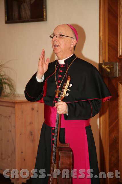 2013.05.03_21.09.07.jpg - Weihbischof Marian erteilt allen Anwesenden sein Segen.
