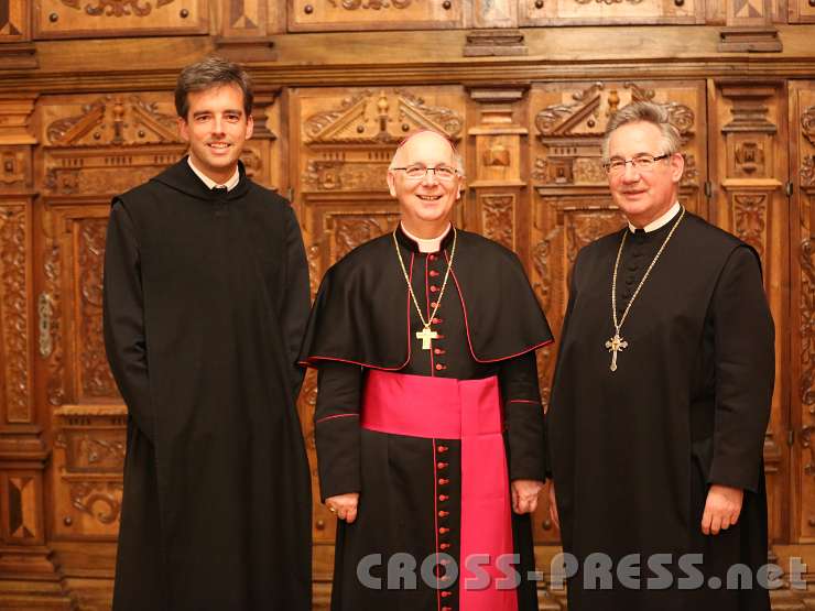 2013.05.03_21.26.08.jpg - Jugendbischof Dr. Marian Eleganti (Mitte) mit seinen Gastgebern und Ordensbrüdern P.Bernhard Eckerstorfer (links) und Abt Ambros Ebhart.