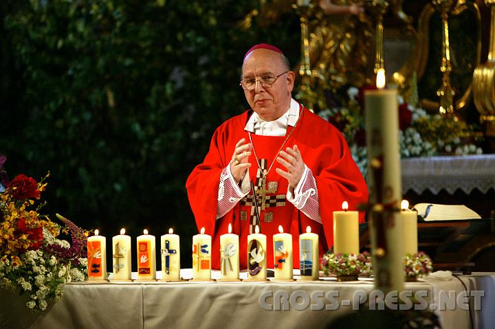 2008.05.24_15.13.37.JPG - Dizesanbischof DDr. Klaus Kng mit den Kerzen der Krnberger Firmlinge.