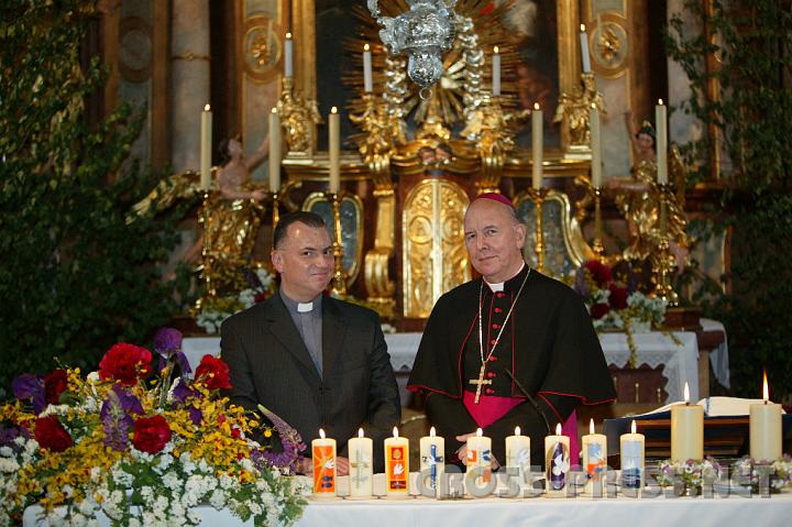 2008.05.24_16.47.08.JPG - Der Pfarrer von Krnberg und Ertl Jacek Biela mit Bischof DDr. Klaus Kng.