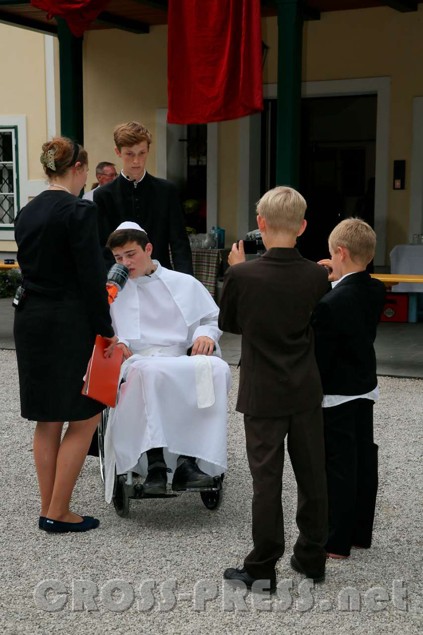 2017.07.29_18.51.56.jpg - Der kranke Papst im Rollstuhl, von Reportern umgeben.