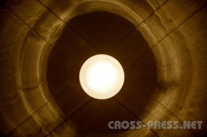 2007-12-22_07.41.36_01.JPG - Nach der hl. Messe schaut das wieder eingeschaltete elektrische Licht ungewhnlich aus und der Deckenleuchter wirft bist dahin unbemerkte Schattenmuster.