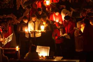 Rorate-Messe Auch der Jugendchor unter der Leitung von Lucia Deinhofer bedarf nur der Kerzenlichter.