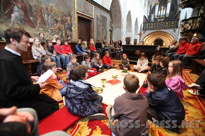 2009.04.30_16.25.20.jpg - Die Kinder spielen gemeinsam mit P.Laurentius das Letzte Abendmahl nach und lernen, dass sie bei jeder hl. Messe Gemeinschaft (Kommunion) mit Jesus und mit Freunden erleben.
