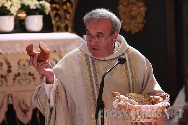 2009.05.21_10.26.03.jpg - Pfarrer P.Michael Prinz sprach von der Bedeutung des Brotes.