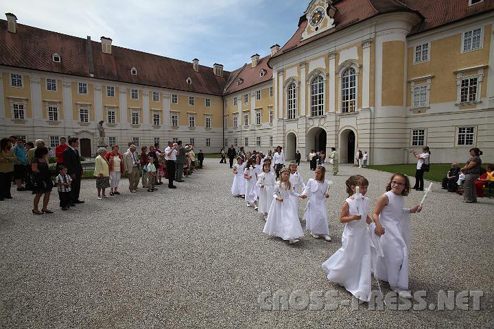 2009.05.21_11.24.22.jpg - Am Weg von der Kirche zum Benediktussaal.