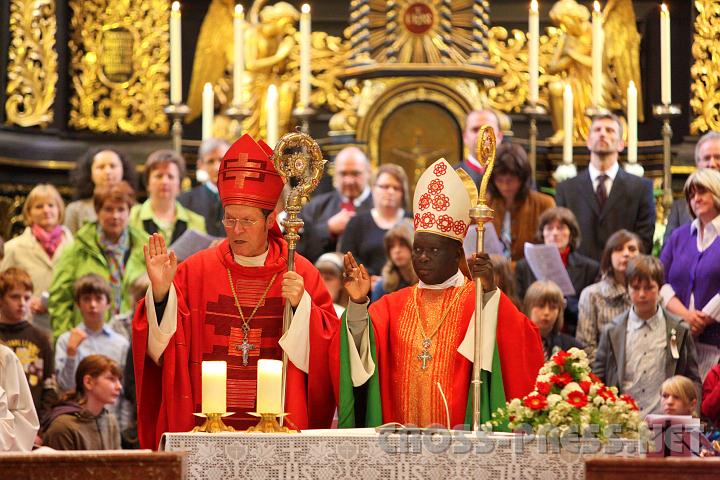 2010.05.16_11.33.13.jpg - Bischof Philip Anyolo und Abt Berthold Heigl erteilen den Firmlingen und allen Anwesenden gemeinsam den Schlusssegen.
