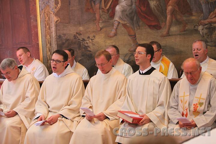 2010.07.10_11.52.04.jpg - Fast 40 Priester nahmen an der Feier teil.